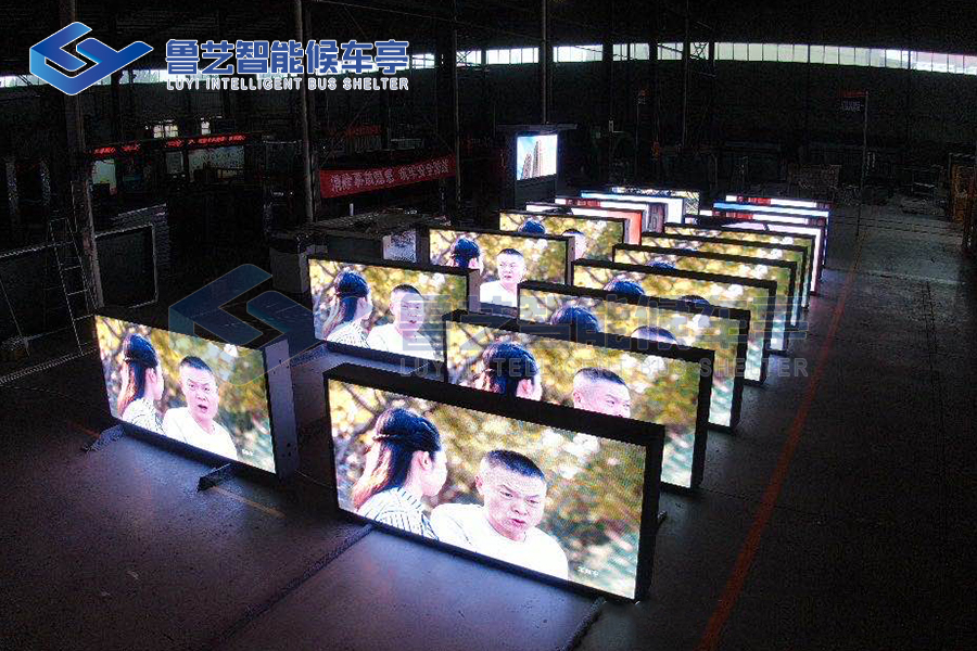安徽合肥客戶訂購的LED彩屏候車亭燈箱調(diào)試中