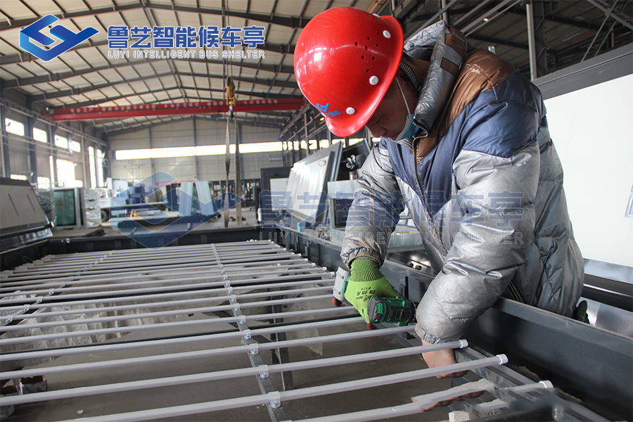 河南新鄉(xiāng)公交站臺產(chǎn)品加緊生產(chǎn)保障產(chǎn)品按時交付