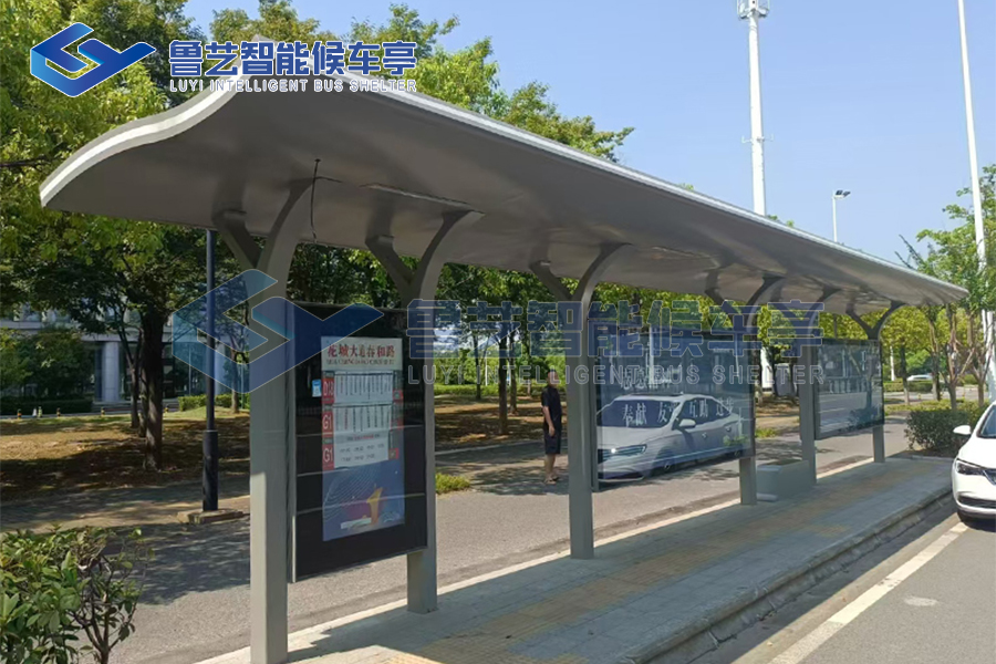 湖北某市全新公交候車亭投用，流線造型盡顯城市風采